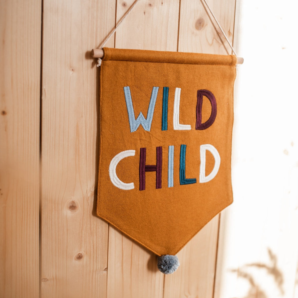 Ava & Yves Wandbehang Wild Child honiggold - Sausebrause Shop