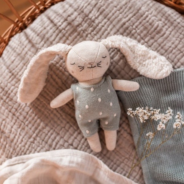 Ava & Yves Babyrassel Hase mit Anzug puderblau - Sausebrause Shop