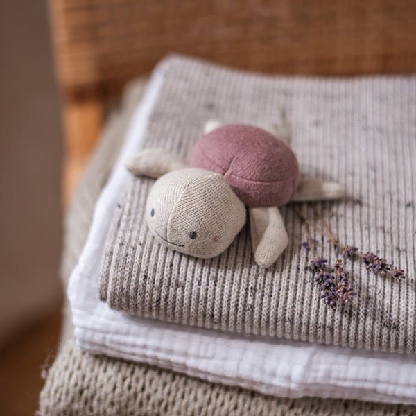 Ava & Yves Babyrassel Schildkröte Malve - Sausebrause Shop