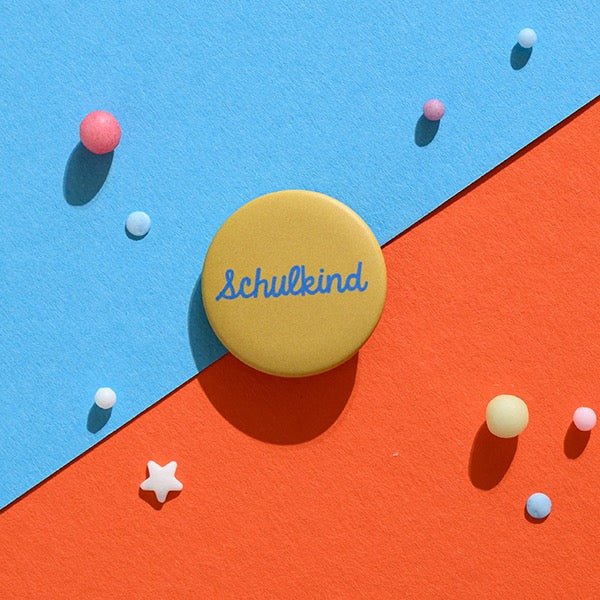 Ava & Yves Button Schulkind blau/senf 32 mm – Einschulungs‑Button - Sausebrause Shop