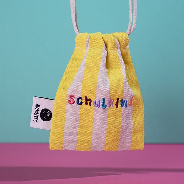Ava & Yves Gewebtes Armband mit handgearbeiteter Stickerei Schulkind natur mit Säckchen - Sausebrause Shop