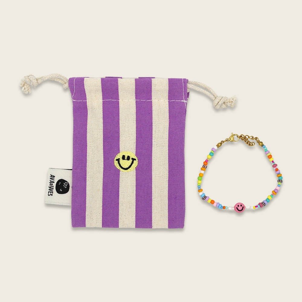 Ava & Yves Perlenarmband bun smile mit Karabinerverschluss und Säckchen in brombeer / weiss - Sausebrause Shop