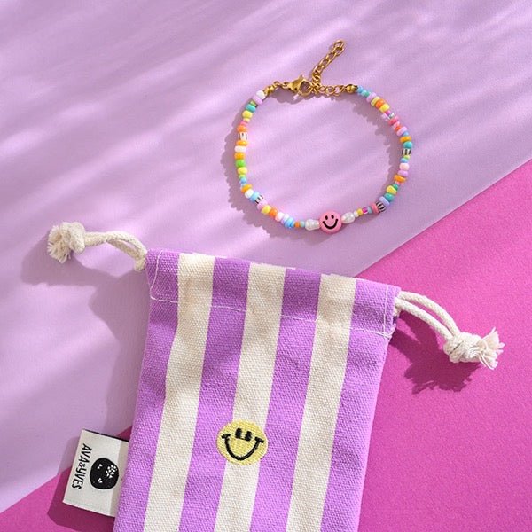 Ava & Yves Perlenarmband bun smile mit Karabinerverschluss und Säckchen in brombeer / weiss - Sausebrause Shop