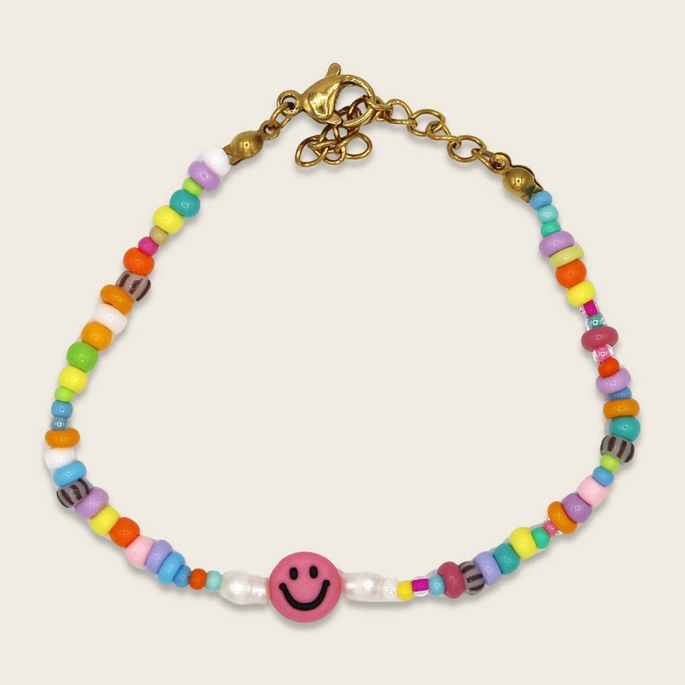 Ava & Yves Perlenarmband bun smile mit Karabinerverschluss und Säckchen in brombeer / weiss - Sausebrause Shop