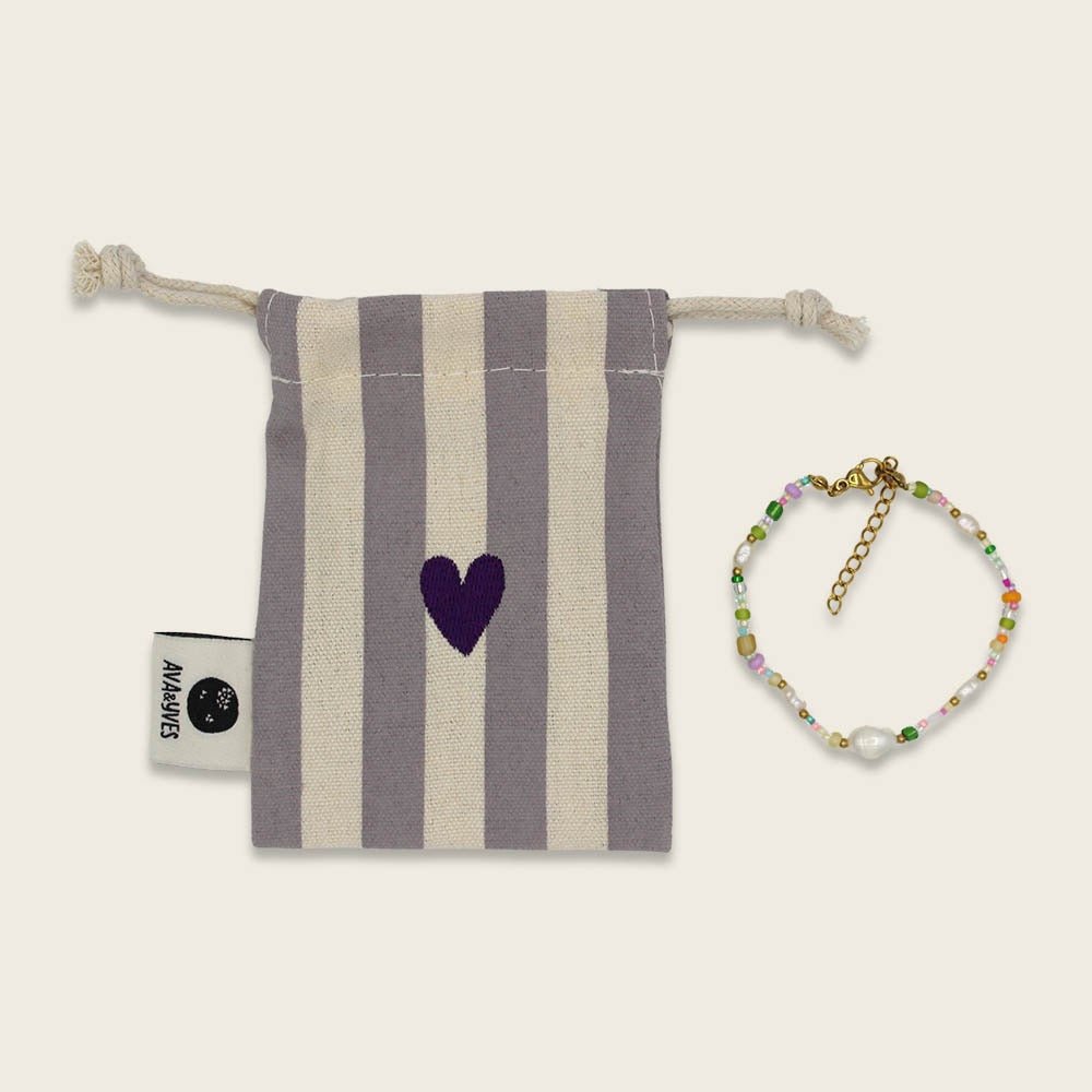 Ava & Yves Perlenarmband mit Karabinerverschluss in Pastell mit Säckchen in grau / weiss mit Herz - Sausebrause Shop