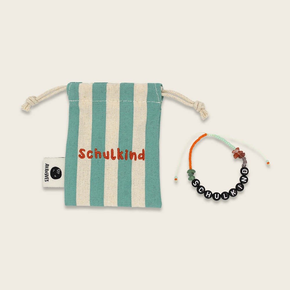 Ava & Yves Perlenarmband Schulkind in mint/orange und schwarzen Schriftperlen mit Natursteinchen und Säckchen in mint/weiss - Sausebrause Shop