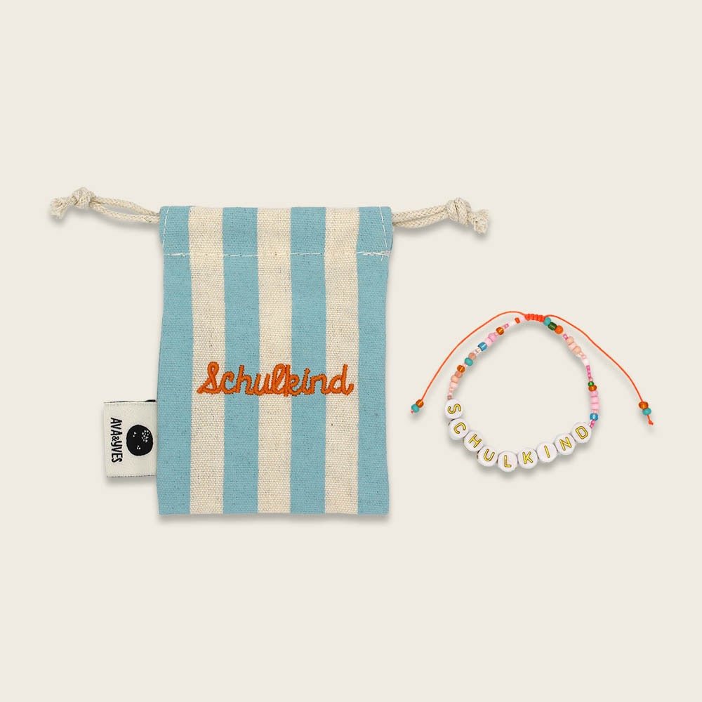 Ava & Yves Perlenarmband Schulkind in orange / rosa und goldenen Buchstaben it Säckchen in hellblau / weiss - Sausebrause Shop