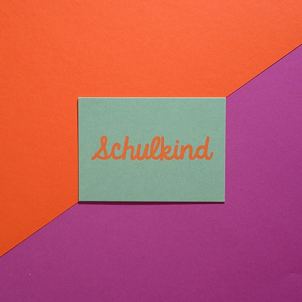 Ava & Yves Postkarte Schulkind Grün‑Orange A6 – Einschulungsgruß - Sausebrause Shop