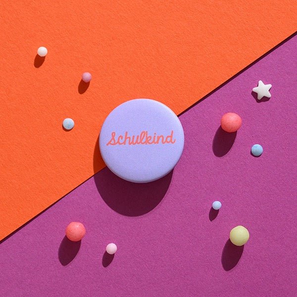 Ava & Yves „Schulkind“ Flieder‑Rosa Ø32 mm – Einschulungsbutton - Sausebrause Shop
