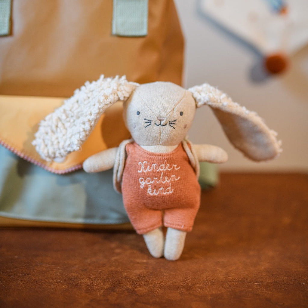 Ava & Yves Stofftier Hase Kindergartenkind mit Rucksack und lachsfarbenem Anzug - Sausebrause Shop