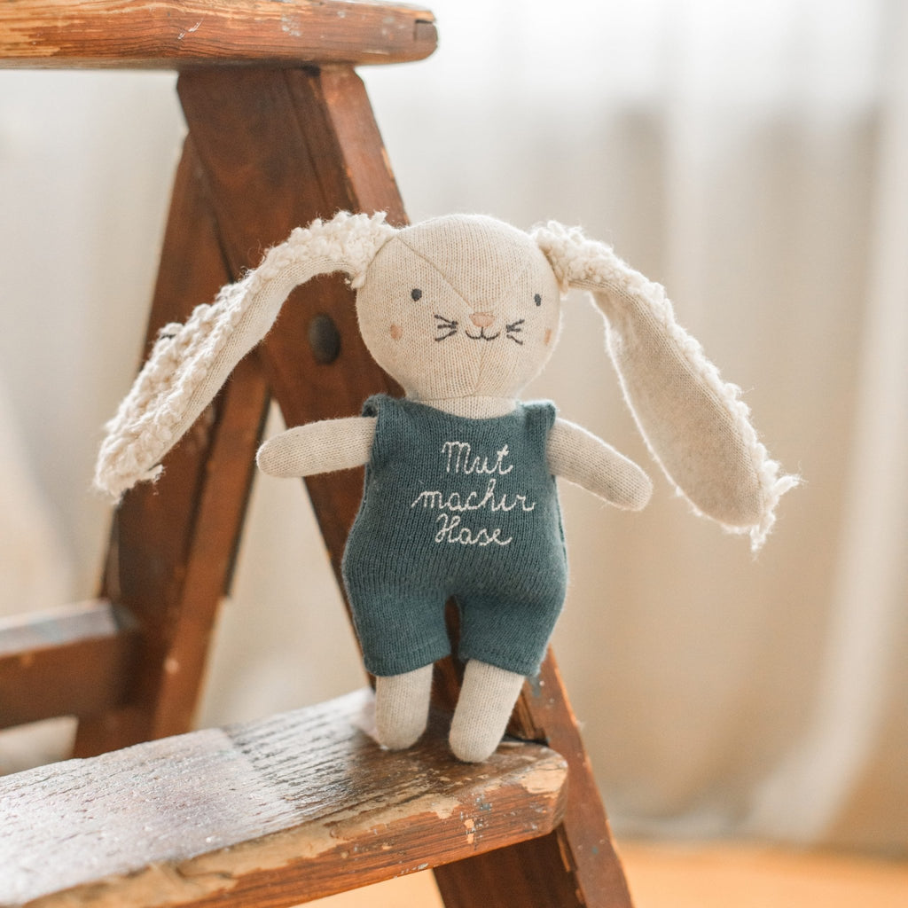 Ava & Yves Stofftier Mutmacher - Hase mit blauem Anzug 16 cm - Sausebrause Shop