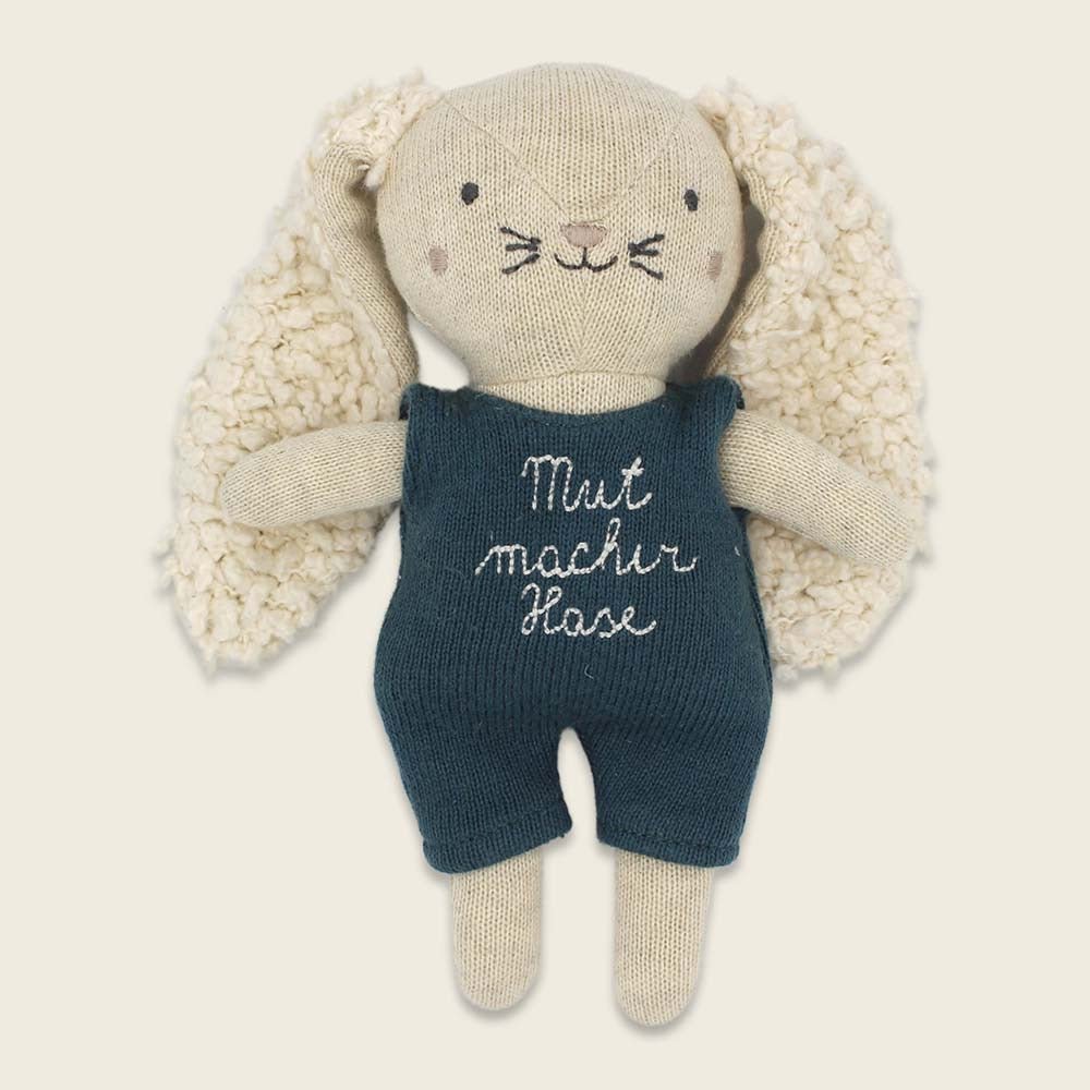 Ava & Yves Stofftier Mutmacher - Hase mit blauem Anzug 16 cm - Sausebrause Shop