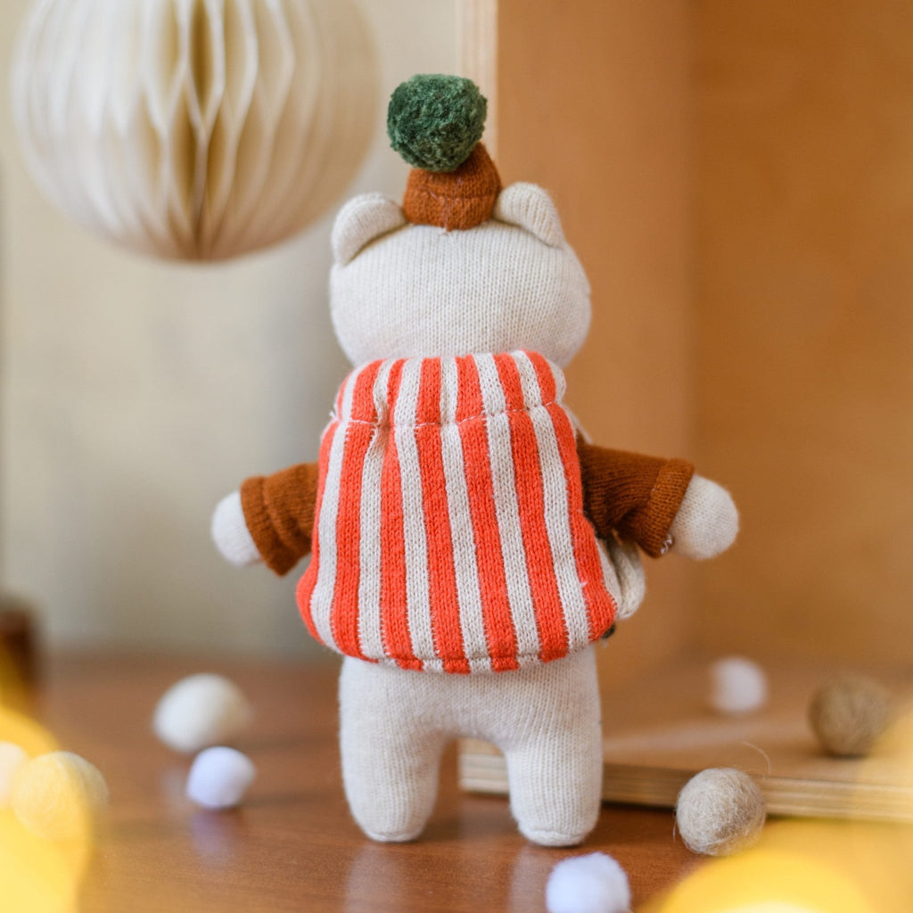 Ava & Yves Stofftier Weihnachtsbär mit Hütchen und Rucksack gestreift - Sausebrause Shop