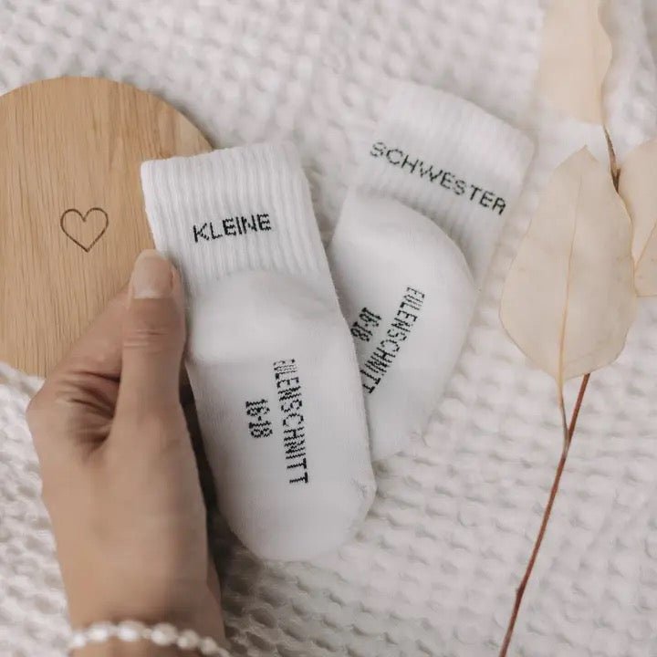 Baby­socken Kleine Schwester von Eulenschnitt - Sausebrause Shop