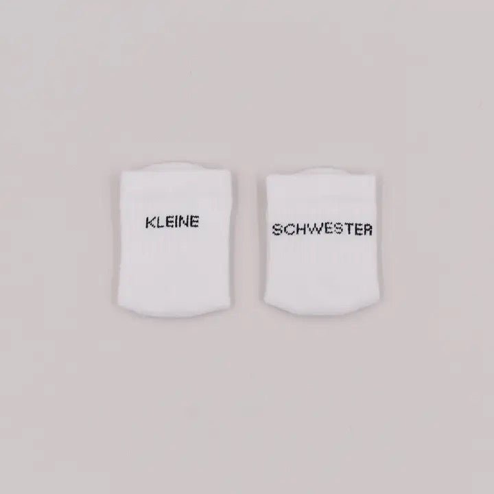 Baby­socken Kleine Schwester von Eulenschnitt - Sausebrause Shop