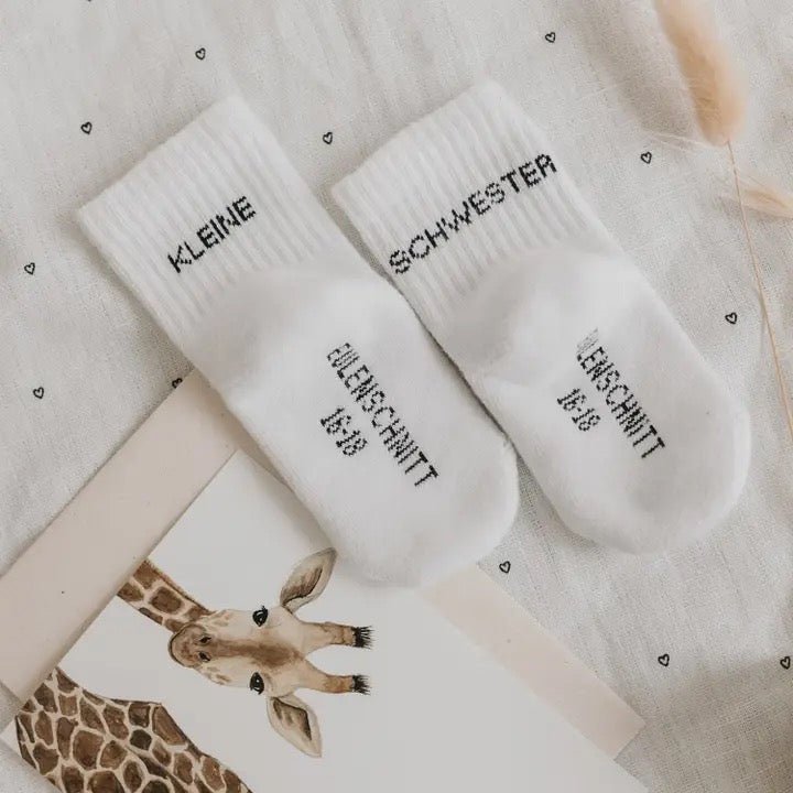 Baby­socken Kleine Schwester von Eulenschnitt - Sausebrause Shop