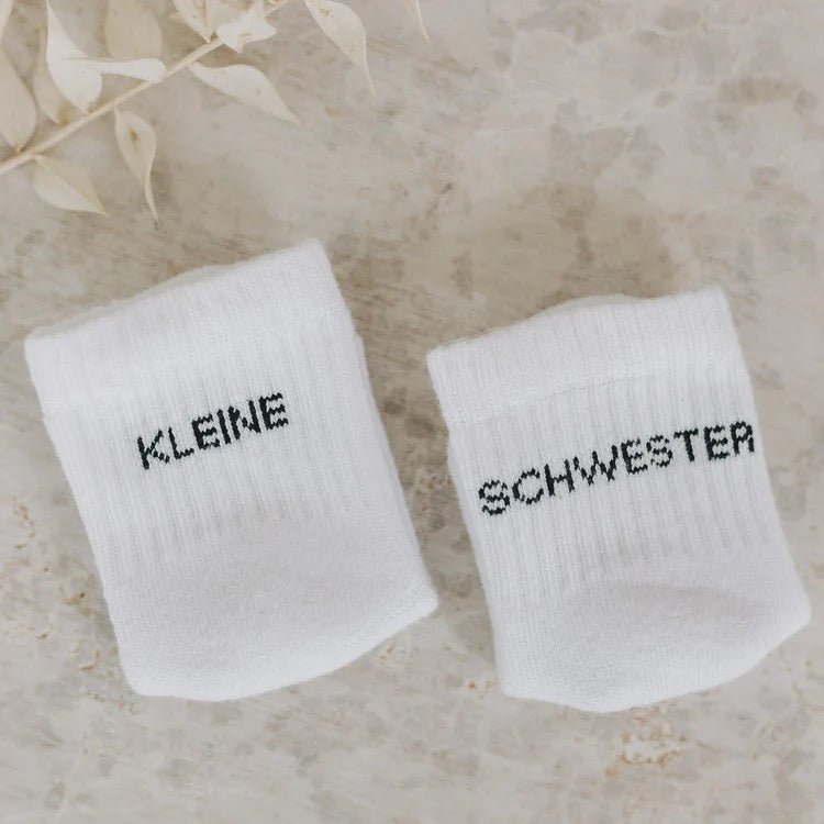 Baby­socken Kleine Schwester von Eulenschnitt - Sausebrause Shop
