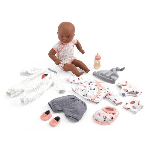 Djeco Pomea Puppe Cerise im Koffer - Sausebrause Shop