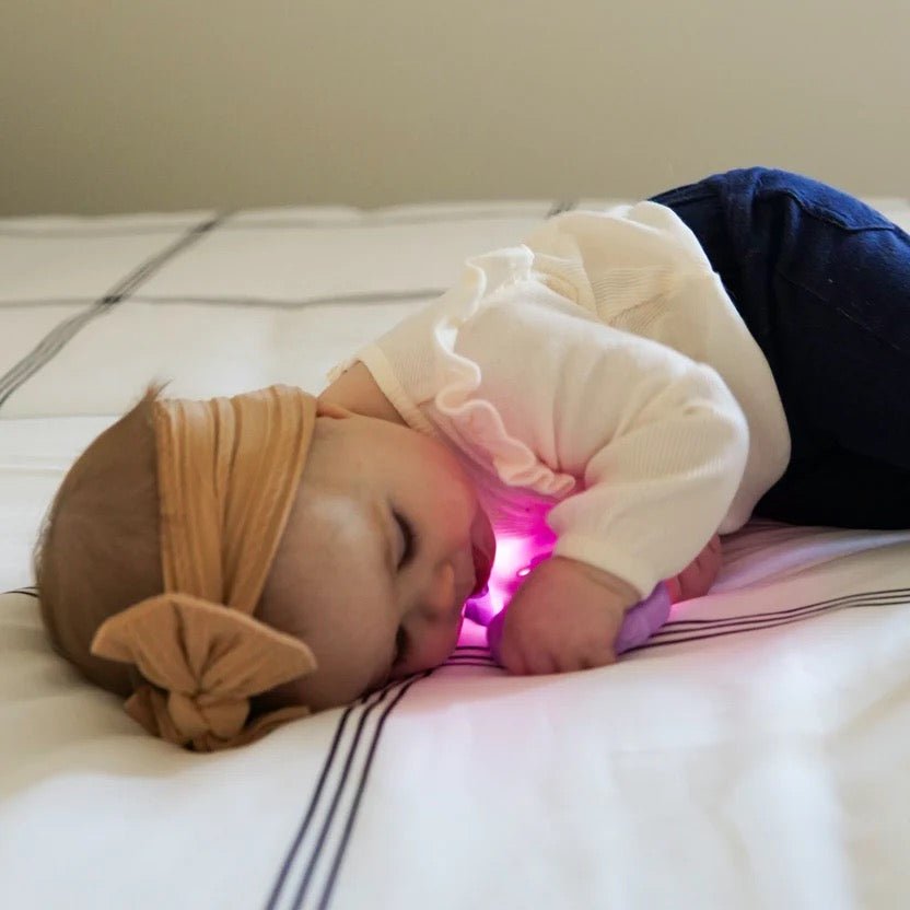 Glo Pals Light - Up Rattle Lila – Wasserleuchtende Rassel Baby ab 6 Monate - Sausebrause Shop