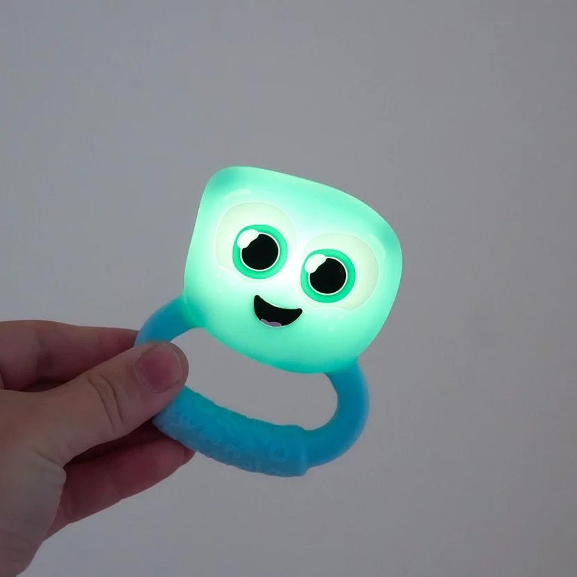Glo Pals Light - Up Rattle Wasserleucht - Rassel Baby ab 6 Monate - Sausebrause Shop