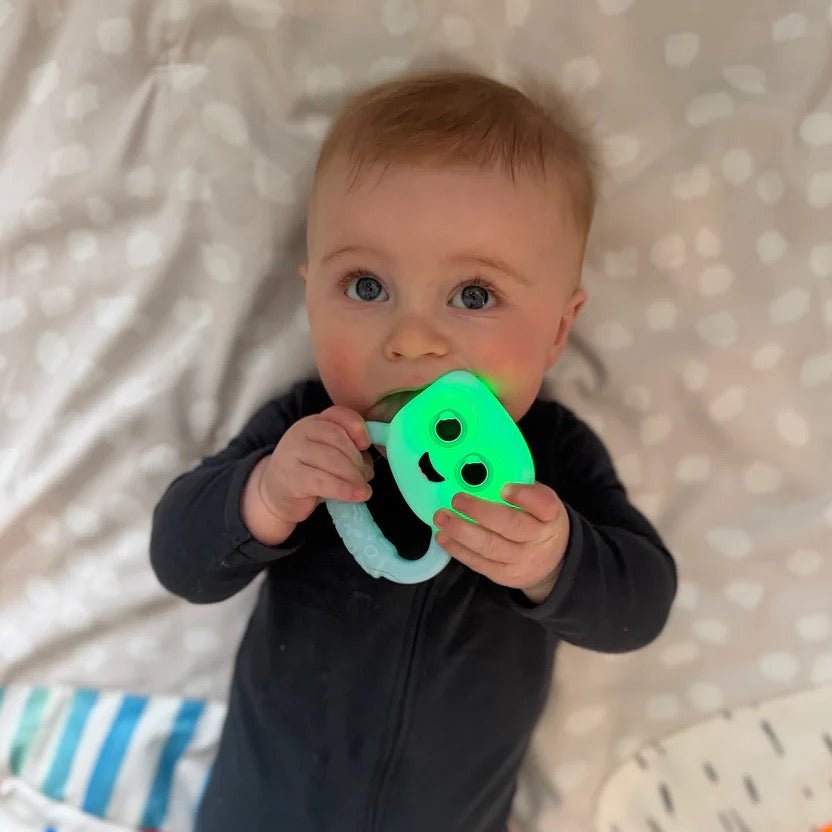 Glo Pals Light - Up Rattle Wasserleucht - Rassel Baby ab 6 Monate - Sausebrause Shop