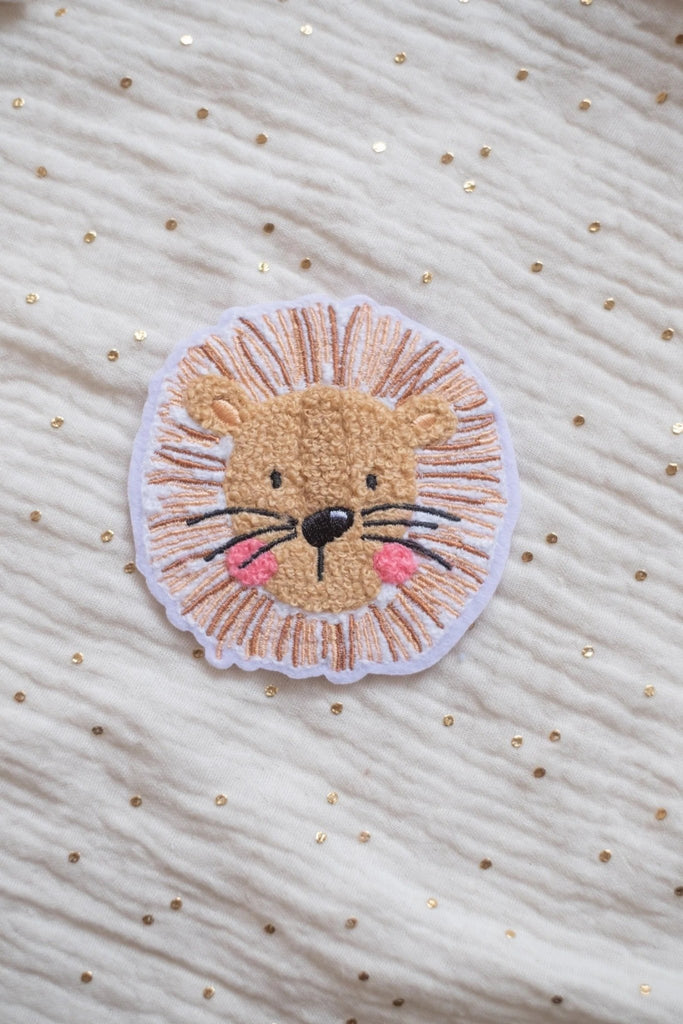 Hej Hanni flauschiges Bügelbild Löwe 10 cm breit - Sausebrause Shop