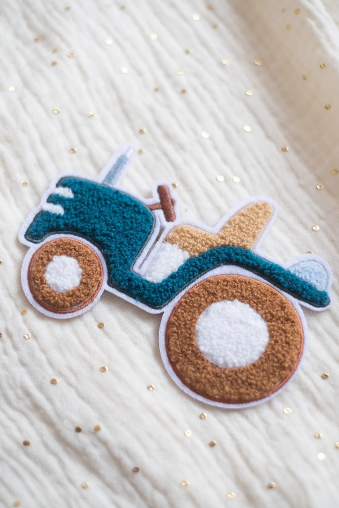 Hej Hanni flauschiges Bügelpatch Traktor - Sausebrause Shop