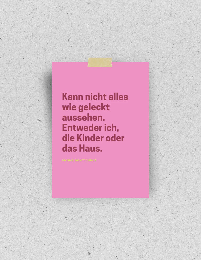 Hellopinlin Postkarte „Mom’s Don’t Judge“ – Recyclingpapier, Blauer Engel (DIN A6) - Sausebrause Shop