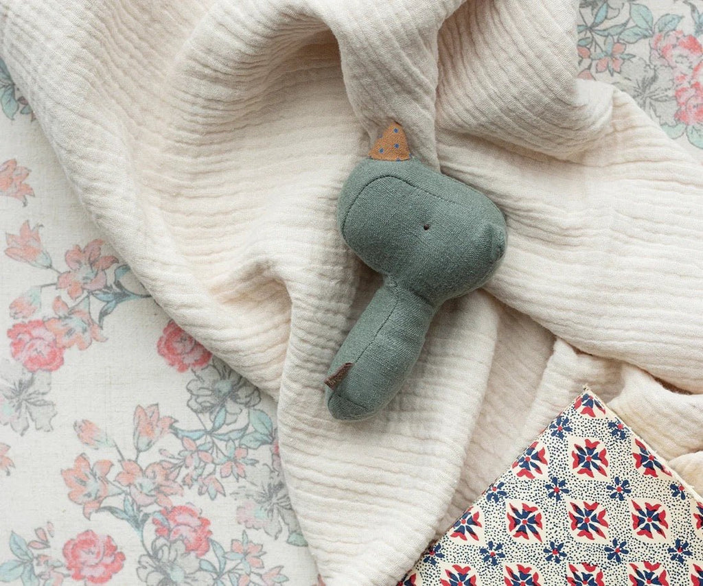 Maileg Lullaby friends Nashorn Rassel Dusty Blau - Sausebrause Shop