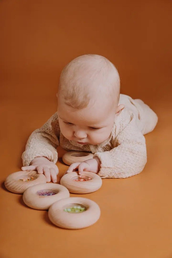 Petit Boum Holz - Greifrassel Sensory Donuts Traube - Sausebrause Shop