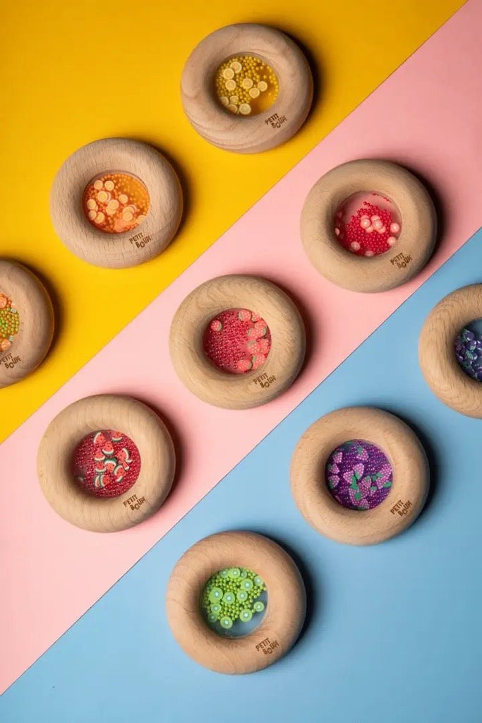 Petit Boum Holz - Greifrassel Sensory Donuts Traube - Sausebrause Shop