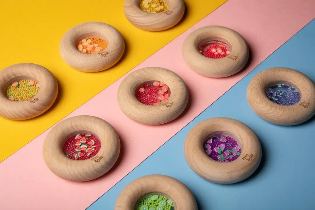 Petit Boum Holz - Greifrassel Sensory Donuts Traube - Sausebrause Shop