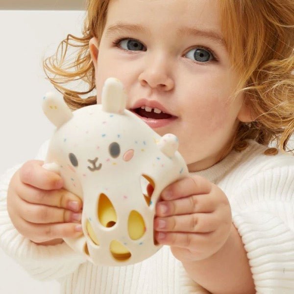Tiger Tribe Silikon - Rassel Bunny – babygerechtes Greifspielzeug - Sausebrause Shop