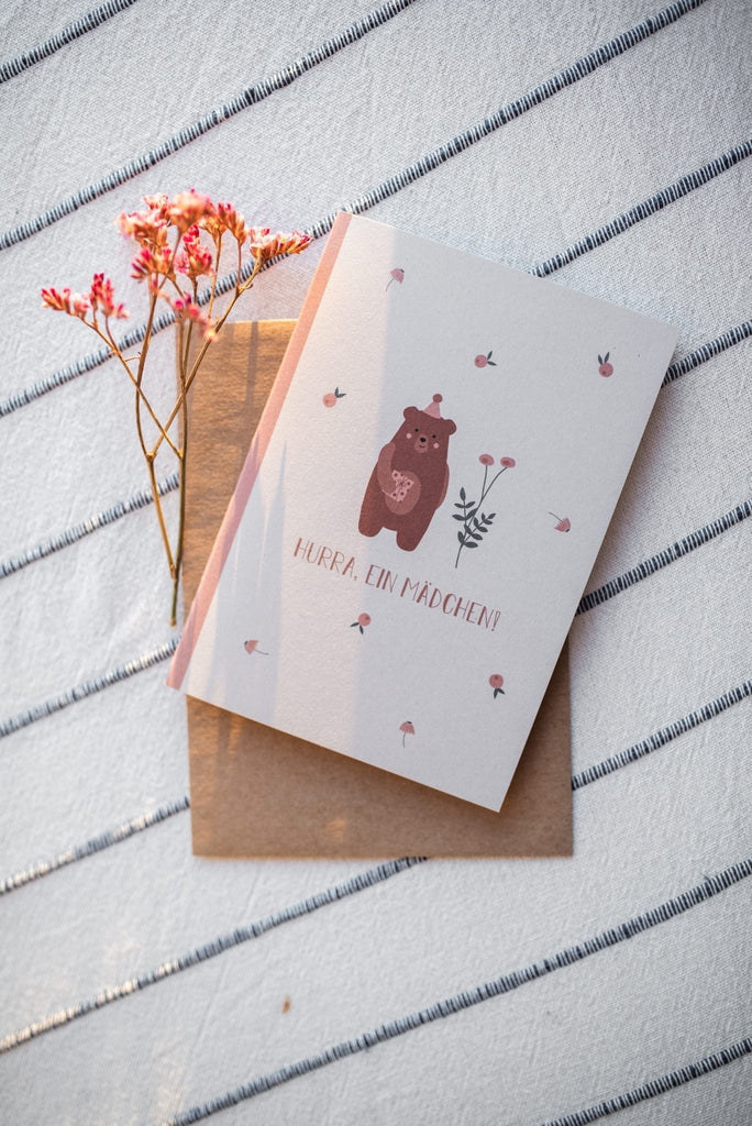 Ava & Yves Glückwunschkarte zur Geburt - Bär Rosé Hurra ein Mädchen - Sausebrause Shop