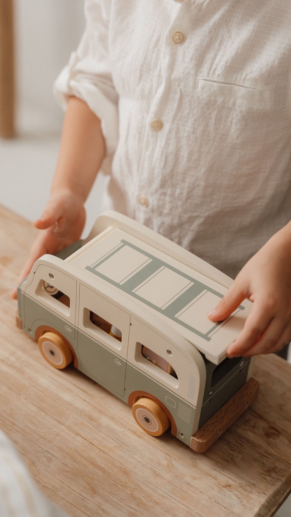 Little Dutch Retro Van mit Spielfiguren aus Holz - Sausebrause Shop