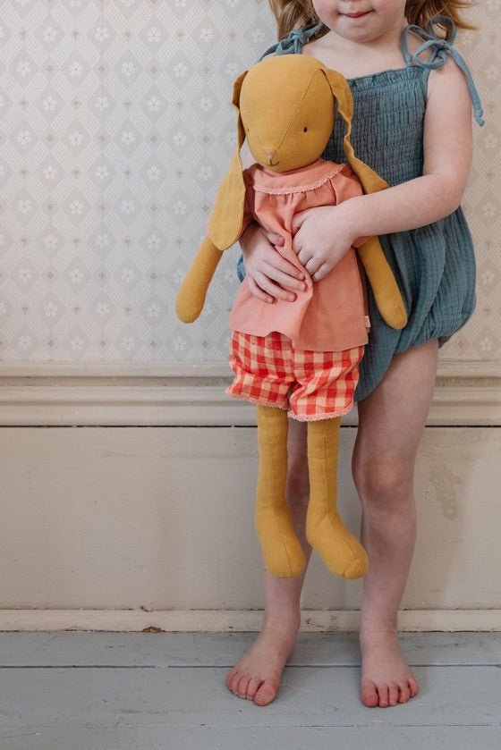 Maileg Stofftier Hase mit Bluse und Shorts Größe 5 Dusty Gelb - Sausebrause Shop