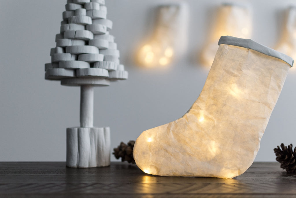 Der leuchtende Stiefel passt perfekt als Weihnachtsdekoration in jeden Wohnbereich.